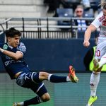 Kern Martin, a Puskás Akadémia FC (b) és Dzsudzsák Balázs, a DVSC játékosa.