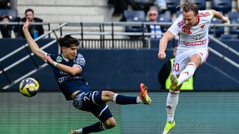 Kern Martin, a Puskás Akadémia FC (b) és Dzsudzsák Balázs, a DVSC játékosa.