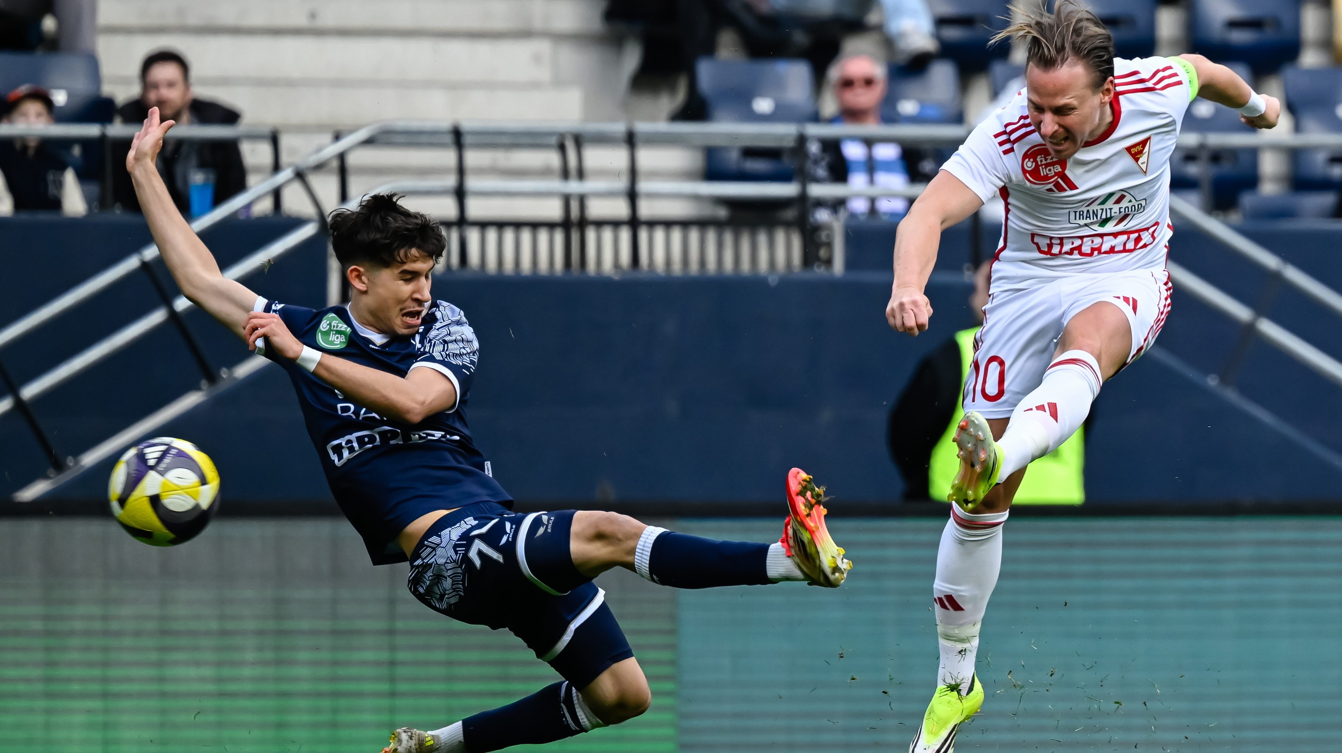 Kern Martin, a Puskás Akadémia FC (b) és Dzsudzsák Balázs, a DVSC játékosa.