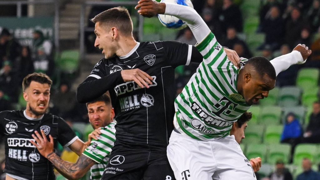 Ivan Saponjic, a Diósgyőr (j2) és Lenny Joseph, a Ferencváros játékosa (j) a Fizz Liga 29. fordulójában játszott Ferencvárosi TC - Diósgyőri VTK mérkőzésen a Groupama Arénában 2026. április 10-én. Ferencvárosi TC-Diósgyőri VTK 3-1.