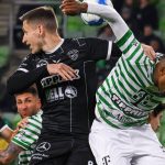 Ivan Saponjic, a Diósgyőr (j2) és Lenny Joseph, a Ferencváros játékosa (j) a Fizz Liga 29. fordulójában játszott Ferencvárosi TC - Diósgyőri VTK mérkőzésen a Groupama Arénában 2026. április 10-én. Ferencvárosi TC-Diósgyőri VTK 3-1.