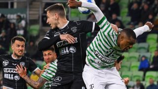 Ivan Saponjic, a Diósgyőr (j2) és Lenny Joseph, a Ferencváros játékosa (j) a Fizz Liga 29. fordulójában játszott Ferencvárosi TC - Diósgyőri VTK mérkőzésen a Groupama Arénában 2026. április 10-én. Ferencvárosi TC-Diósgyőri VTK 3-1.