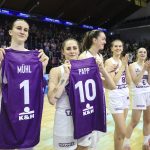 Sitku Zsuzsanna (b) és Böröndy Vivien (b2), a gyõztes Sopron Basket csapat tagjai az alapszakaban megsérült Nika Mühlt és a döntõben megsérült Papp Klaudiát élteti a győzelem után.