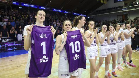 Sitku Zsuzsanna (b) és Böröndy Vivien (b2), a gyõztes Sopron Basket csapat tagjai az alapszakaban megsérült Nika Mühlt és a döntõben megsérült Papp Klaudiát élteti a győzelem után.