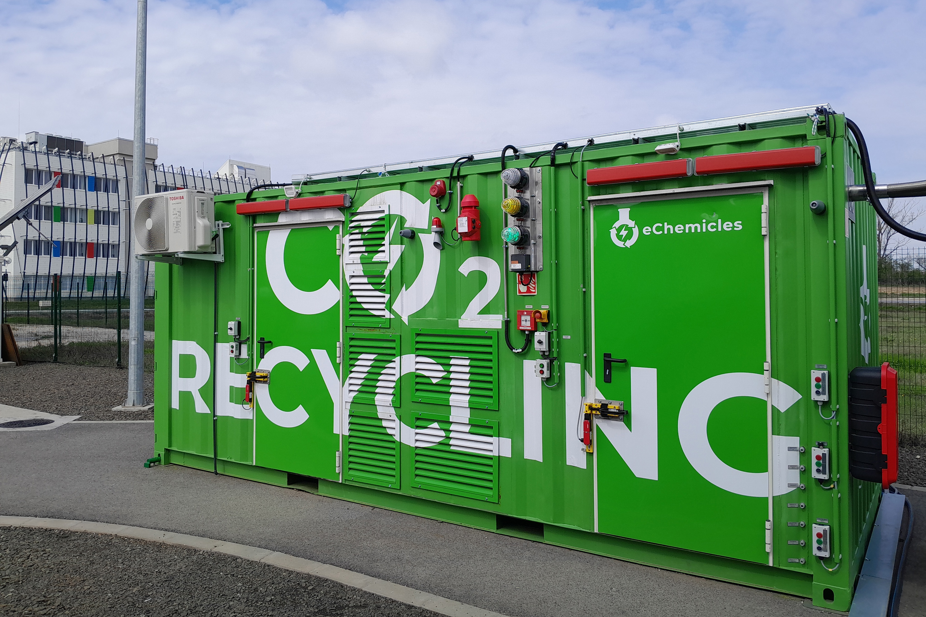 Az eChemicles hajókonténer méretű szén-dioxid-átalakító berendezése.