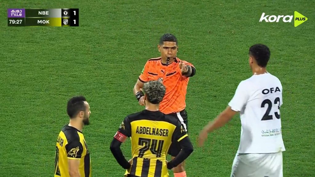 Úgy megörült a focista a bíró ítéletének, hogy homlokon csókolta