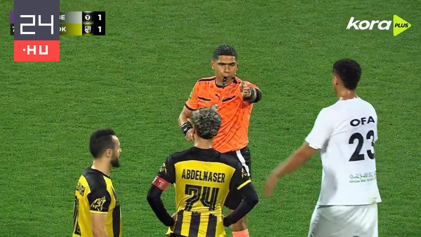 Úgy megörült a focista a bíró ítéletének, hogy homlokon csókolta