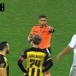 egyiptomi foci homlokon csókolta a bírót a gól után