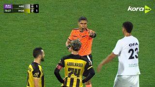 egyiptomi foci homlokon csókolta a bírót a gól után