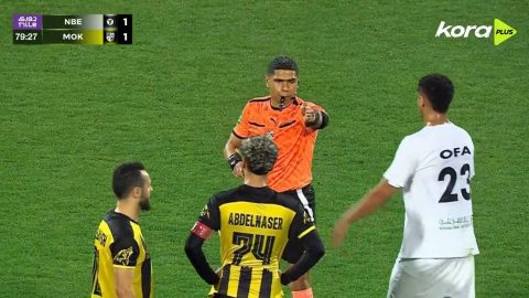 egyiptomi foci homlokon csókolta a bírót a gól után