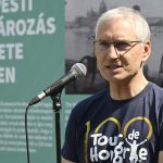 Eisenkrammer Károly, a százéves Tour de Hongrie főszervezője beszédet mond a verseny a magyar kerékpáros körverseny és a budapesti kerékpáros közlekedés elmúlt 150 évét bemutató szabadtéri kiállítás megnyitóján a Városháza Parkban 2025. április 26-án.