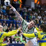 Emily Vogel, a Ferencváros (k), valamint Lylou Borg (b) és Sarah Bouktit, a Metz HB játékosai a női kézilabda Bajnokok Ligája negyeddöntőjében játszott FTC-Rail Cargo Hungaria - Metz Handball első mérkőzésen az Érd Arénában 2026. április 19-én.