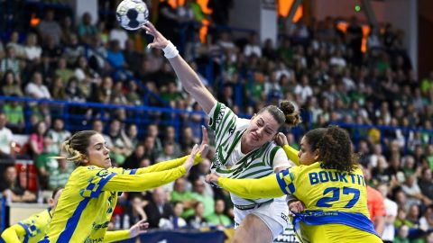 Emily Vogel, a Ferencváros (k), valamint Lylou Borg (b) és Sarah Bouktit, a Metz HB játékosai a női kézilabda Bajnokok Ligája negyeddöntőjében játszott FTC-Rail Cargo Hungaria - Metz Handball első mérkőzésen az Érd Arénában 2026. április 19-én.