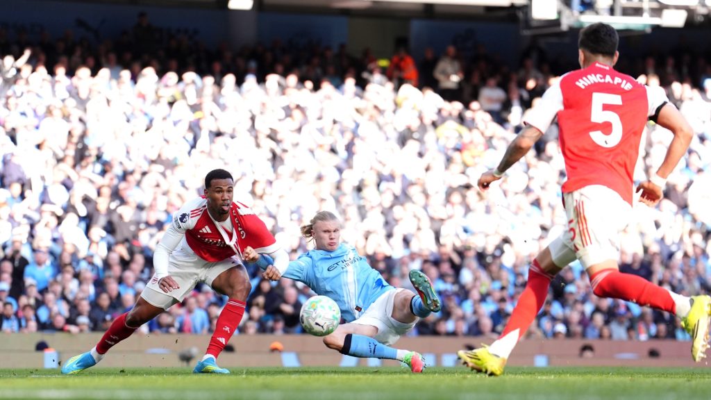 Csodagól, bődületes hiba, Haaland-villanás: a győztes rangadó után a City már az Arsenal nyakában liheg