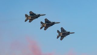 A Boeing által gyártott dél-koreai légierő F-15K vadászgépei bemutatót tartanak a 2021-es Szöuli Nemzetközi Repülési és Védelmi Kiállítás sajtónapján a szöuli katonai repülőtéren, Szongnamban, 2021. október 18-án, Dél-Koreában.