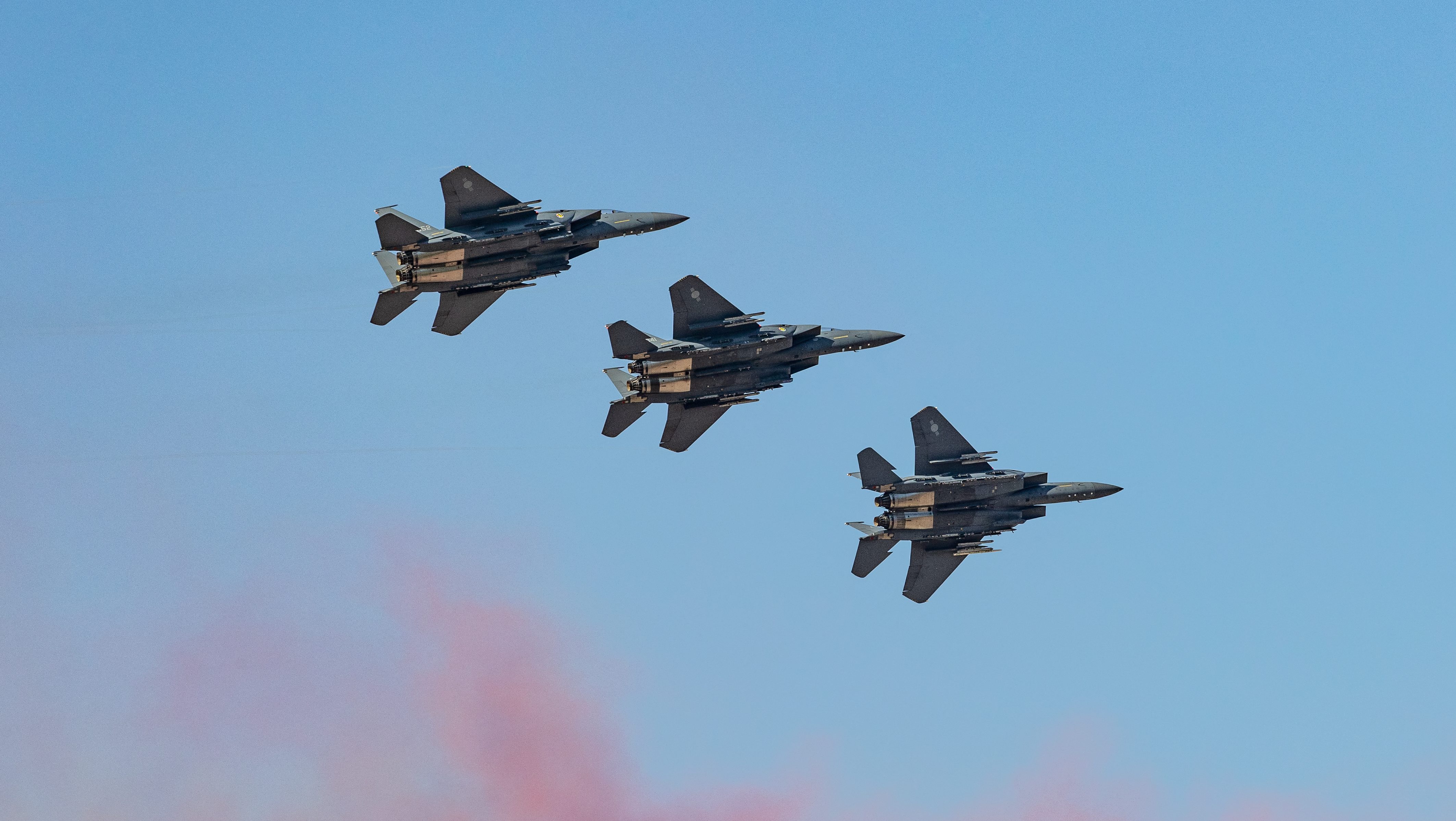 A Boeing által gyártott dél-koreai légierő F-15K vadászgépei bemutatót tartanak a 2021-es Szöuli Nemzetközi Repülési és Védelmi Kiállítás sajtónapján a szöuli katonai repülőtéren, Szongnamban, 2021. október 18-án, Dél-Koreában.