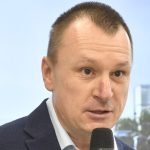 Szujó Zoltán, a Magyar Nemzeti Autósport Szövetség elnöke. beszél a gyõri Széchenyi István Egyetem és a Hungaroring Sport Zrt. együttmûködési megállapodásának aláírásán a mogyoródi Hungarororingen 2023. november 28-án. A dokumentum szerint a Motorsport Innovation and Development Science Park (MINDS Park) valósul meg a mogyoródi Forma-1-es versenypályán.