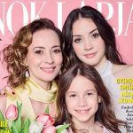 Farkasházi Réka színésznő a két lányával a Nők lapja 2026. április elsején megjelent számának címlapján.