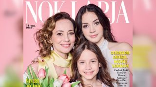 Farkasházi Réka színésznő a két lányával a Nők lapja 2026. április elsején megjelent számának címlapján.