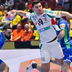 Fazekas Gergő (k) és a szlovén Stefan Zabic (b) a dán-norvég-svéd közös rendezésű férfi kézilabda-Európa-bajnokság középdöntőjének 2. fordulójában, a II. csoportban játszott Szlovénia - Magyarország mérkőzésen a svédországi Malmö Arénában 2026. január 25-én.