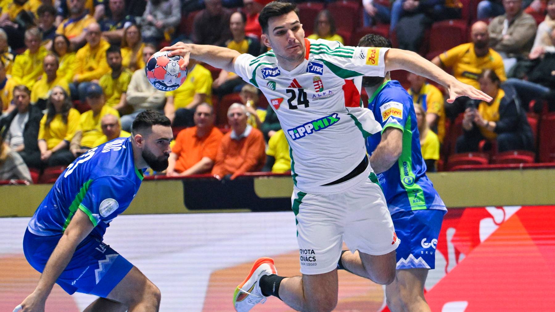 Fazekas Gergő (k) és a szlovén Stefan Zabic (b) a dán-norvég-svéd közös rendezésű férfi kézilabda-Európa-bajnokság középdöntőjének 2. fordulójában, a II. csoportban játszott Szlovénia - Magyarország mérkőzésen a svédországi Malmö Arénában 2026. január 25-én.