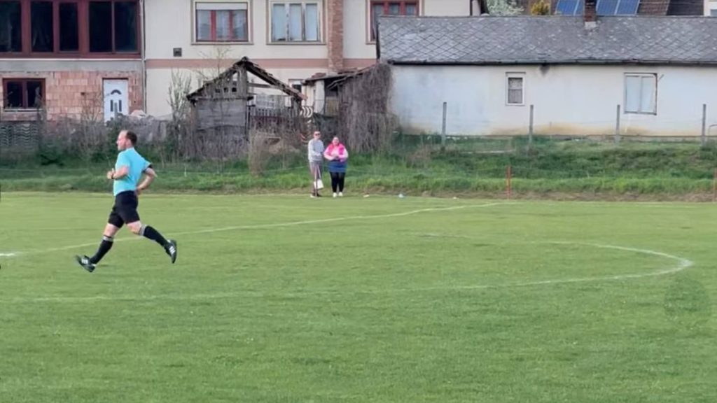 „Elszabadult a pokol” – ütések, fojtogatások, rúgások után megkergették a játékvezetőt a megye III-as rangadón