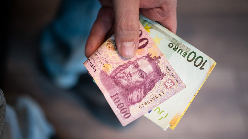 Húsvét hétfőn kicsit erősödött a forint