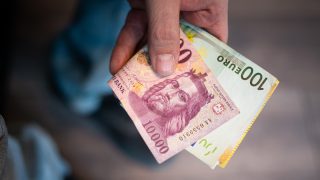 húsvét hétfő forint erősödés