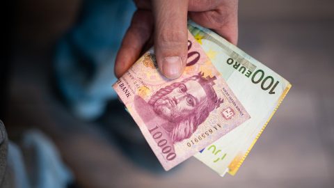 húsvét hétfő forint erősödés