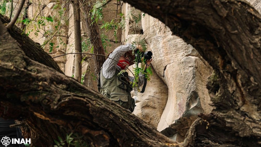 régész fotóz egy szilafalat