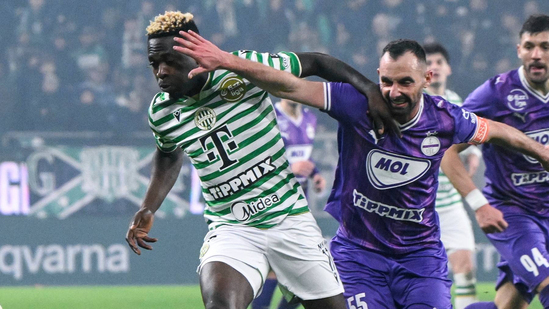 Budapest, 2026. február 7. Yusuf Bamidele Isa, a Ferencváros (b) és Fiola Attila, az Újpest játékosa a Fizz Liga 21. fordulójában játszott Ferencvárosi TC - Újpest FC mérkőzésen a Groupama Arénában 2026. február 7-én. Ferencváros nyert 3-0-ra.