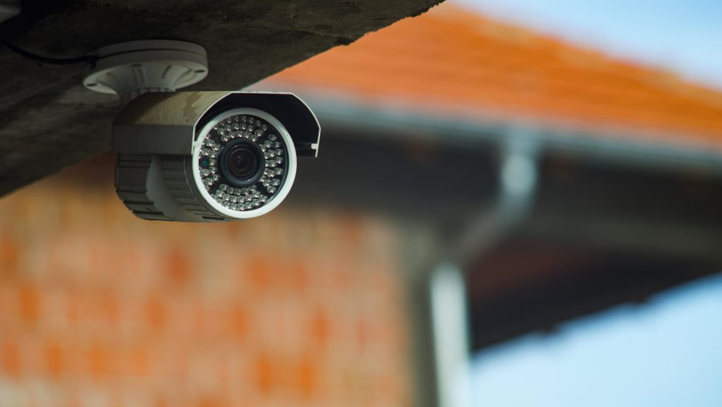 Tűzzel játszik, aki így szerel fel kamerát a házára