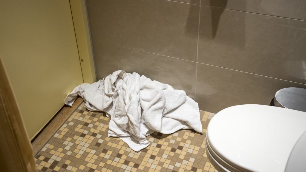 Enyhébb büntetést kapott a pécsi gimnazista, aki lehúzta, majd megpróbálta lenyomni koraszülött gyermekét a vécén