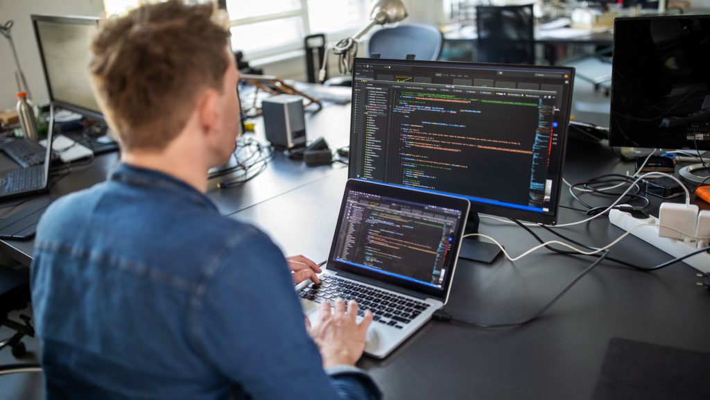 Kutatás: ennyit keresnek most a hazai informatikusok