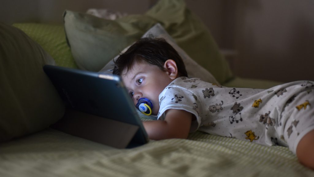 Elképesztő károkat okozunk, ha a hisztiző gyerek kezébe rögtön telefont nyomunk némi csöndért cserébe