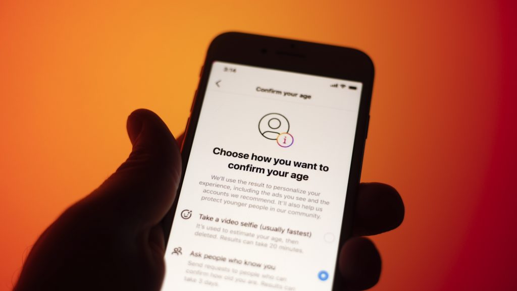 eu, európai unió, európai bizottság, életkor-ellenőrzés, okostelefon, internet