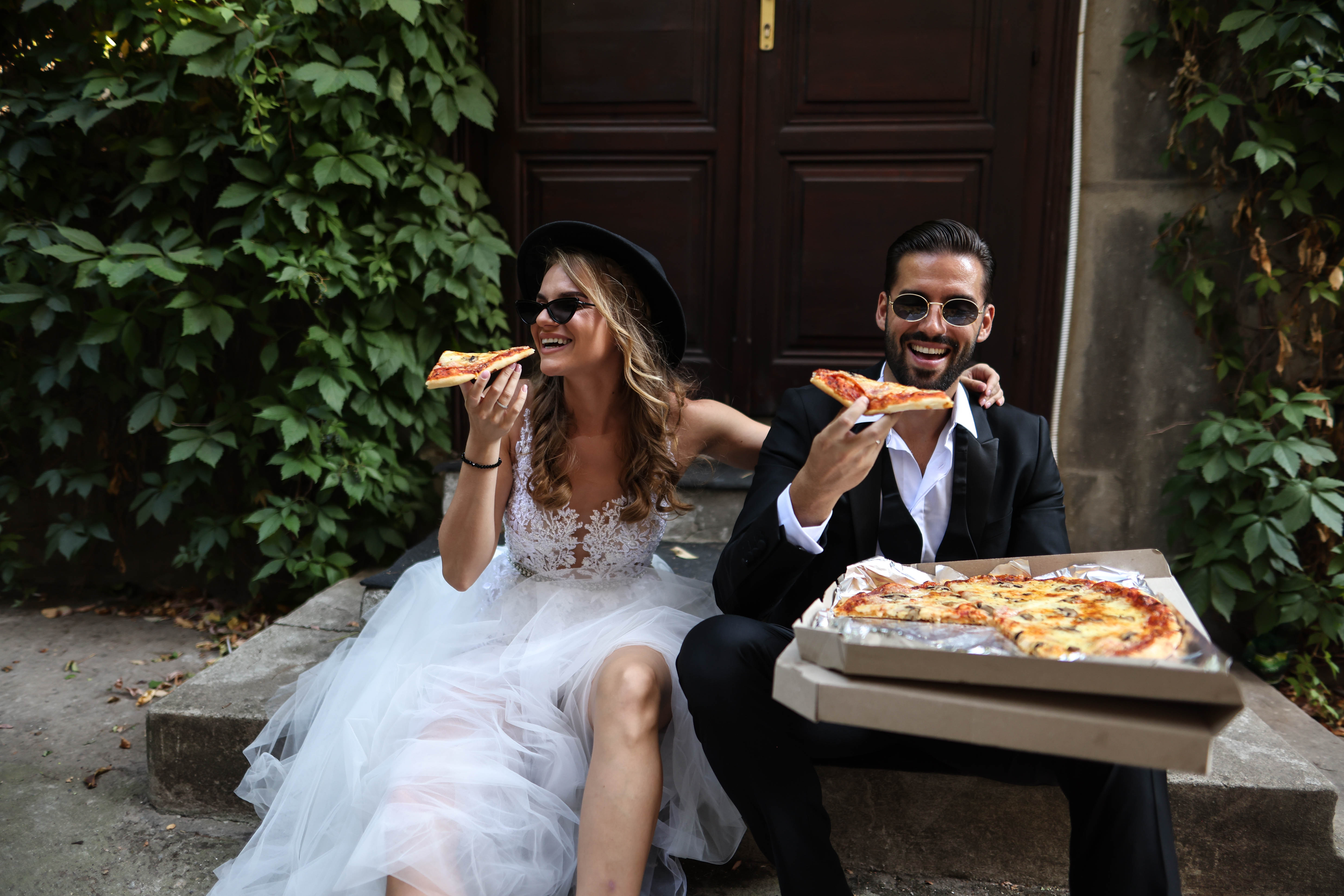 Házaspár pizzát eszik