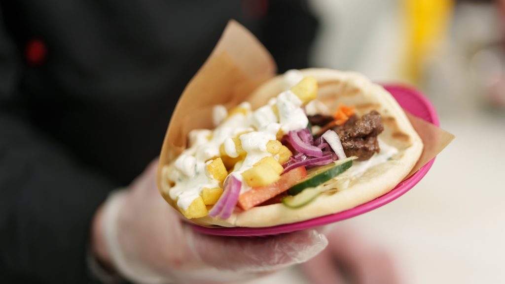 Késsel raboltak gyrost egy fiútól Miskolcon, az áldozat félelmében átadta az ételét