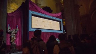 torinói lepel kiállítva a torinói katedrálisban