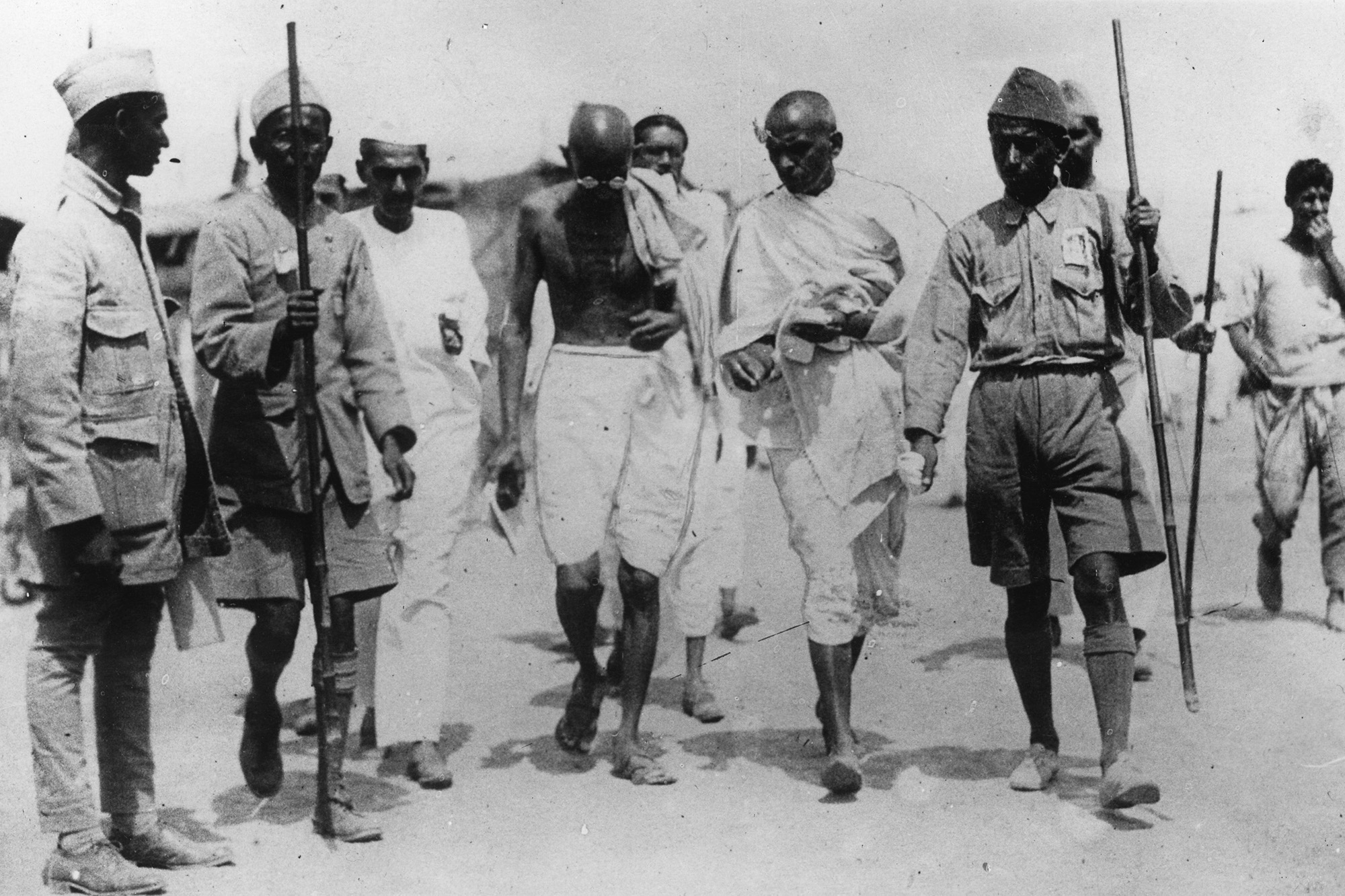 „A kormányok félnek a tiltakozó megmozdulásoktól” – mitől sikeres egy tüntetés? 1 Gandhi éhségsztrájkja után elhagyja a börtönt