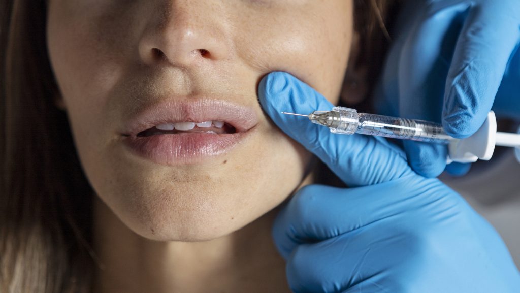 Orvosi képesítés nélkül végzett hialuronsavas ajakfeltöltéseket egy fiatal békéscsabai kozmetikus