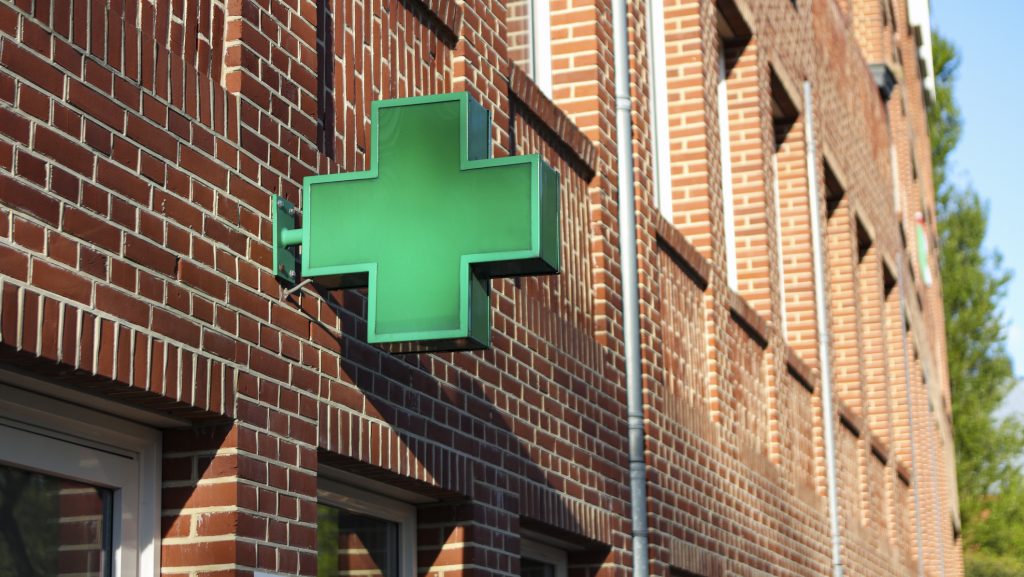 230 milliót kaszált ezzel a trükkel egy gyógyszerész