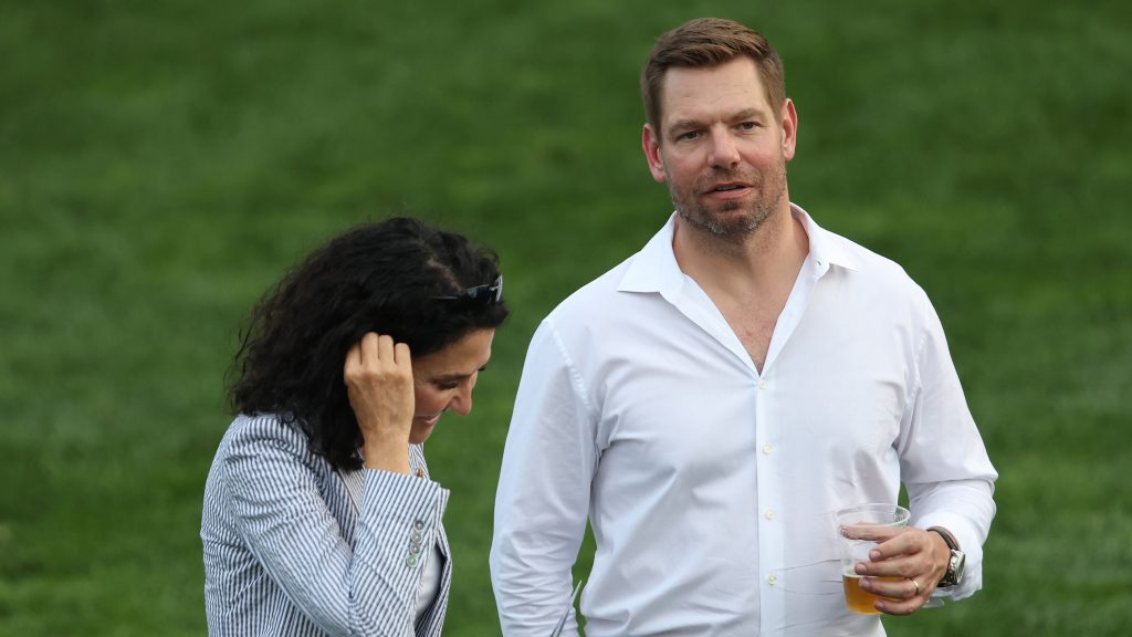 „Hallottuk, hogy Eric szeret flörtölni” – többszörös szexuális erőszak vádjába bukott bele a Demokrata Párt feltörekvő képviselője