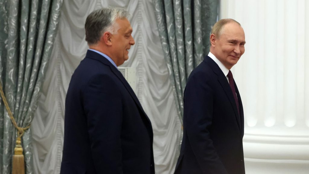 „Bármiben, amiben segítségre lehetek, rendelkezésre állok” – a Bloomberg nyilvánosságra hozta Orbán és Putyin tavaly októberi telefonbeszélgetésének leiratát