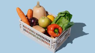 zöldségek és gyümölcsök műanyag dobozban