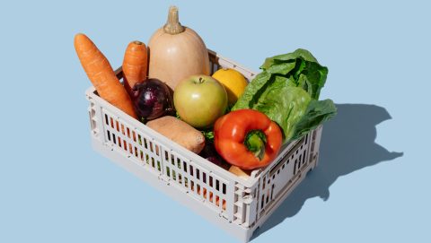 zöldségek és gyümölcsök műanyag dobozban