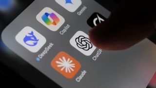 ChatGPT alkalmazás ikonja egy ujjal felette, ami éppen rákattintani készül.