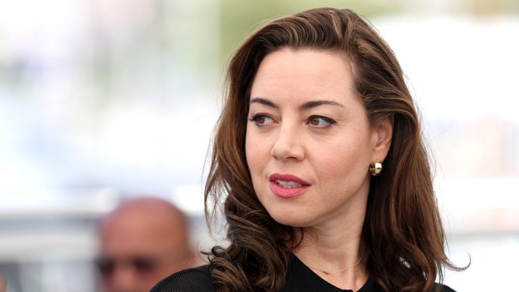 Aubrey Plaza első gyerekét várja férje halála után egy évvel