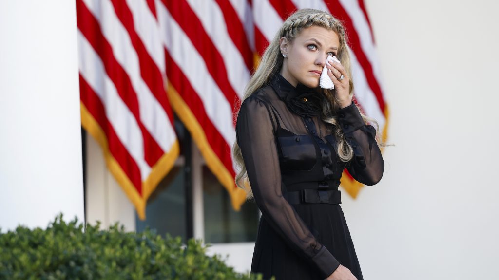 Lövöldözés a Fehér Házban: Charlie Kirk asztal alatt bujkáló és zokogó feleségét is ki kellett menekíteni