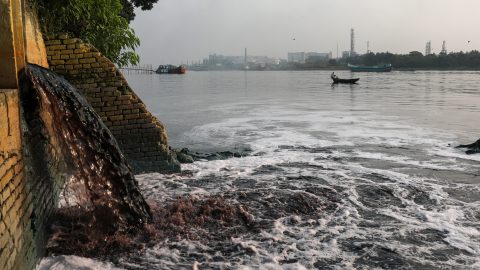 Szennyvíz ömlik egy folyóba.